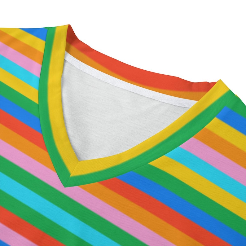 Öko-T-Shirt, Bio-T-Shirt für Männer, Regenbogen-Streifen-Shirt, V-Ausschnitt-T-Shirt, LGBTQ Pride Top, Nachhaltige Mode, Öko-Top Bild 5