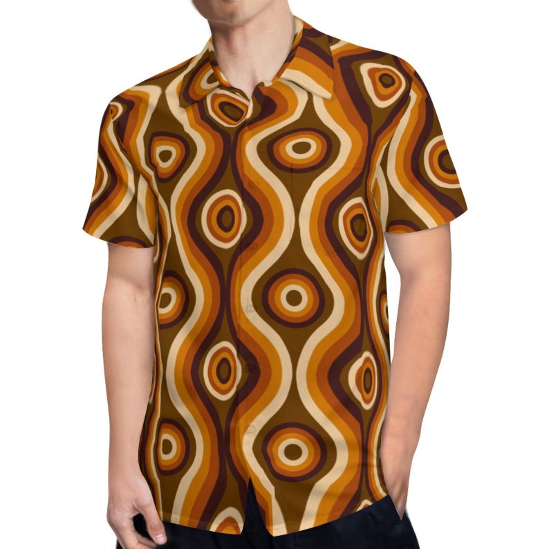 Pu&ograve; includere: Una camicia a maniche corte con bottoni e un motivo retr&ograve; anni '70 con linee ondulate e cerchi marroni, arancioni e crema.