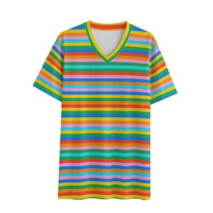 Öko-T-Shirt, Bio-T-Shirt für Männer, Regenbogen-Streifen-Shirt, V-Ausschnitt-T-Shirt, LGBTQ Pride Top, Nachhaltige Mode, Öko-Top Bild 2