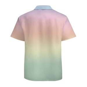 Puede incluir: Una camisa de manga corta con botones y un dise&ntilde;o degradado en tonos de rosa, amarillo y verde.