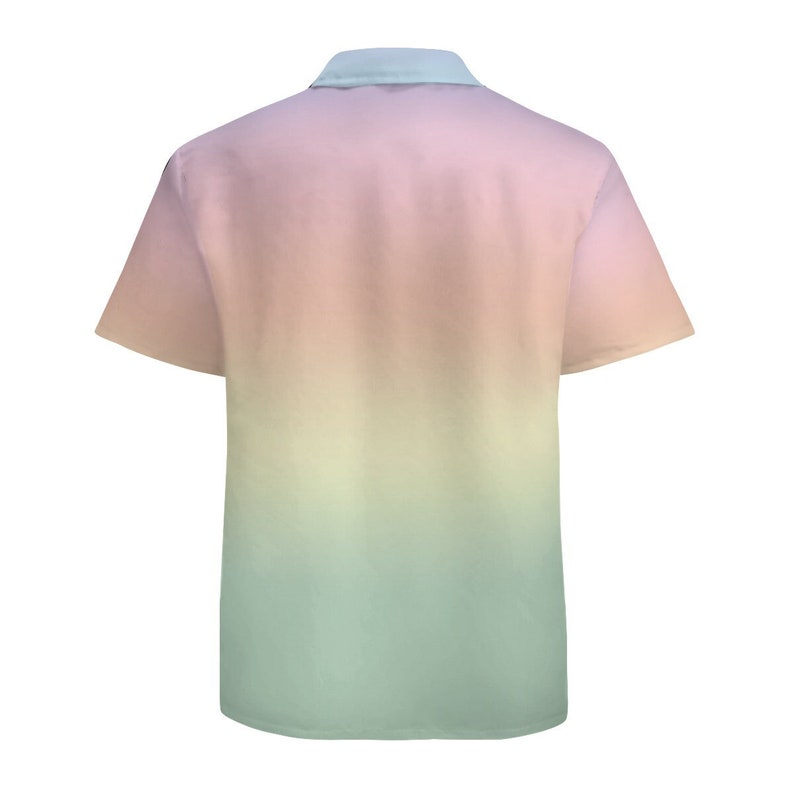 Puede incluir: Una camisa de manga corta con botones y un dise&ntilde;o degradado en tonos de rosa, amarillo y verde.