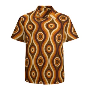 Pu&ograve; includere: Una camicia a maniche corte con bottoni e un motivo retr&ograve; anni '70 in tonalit&agrave; di marrone, arancione e crema. Il motivo presenta linee ondulate e cerchi.