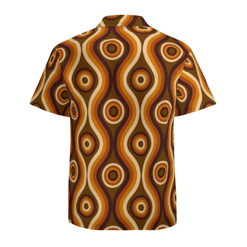 Pu&ograve; includere: Una camicia a maniche corte con bottoni e un motivo retr&ograve; di linee ondulate e cerchi marroni, arancioni e crema.