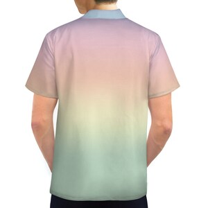 Puede incluir: Una camisa de manga corta con botones y un dise&ntilde;o degradado en tonos de rosa, amarillo y verde.