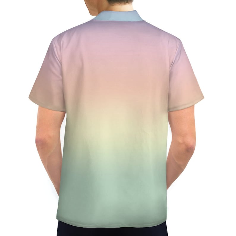 Puede incluir: Una camisa de manga corta con botones y un dise&ntilde;o degradado en tonos de rosa, amarillo y verde.