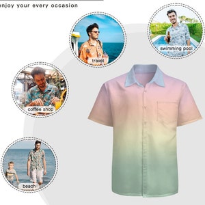 Puede incluir: Una camisa de botones con mangas cortas y degradado de color. La camisa tiene un degradado de color rosa claro, amarillo y verde. La camisa se muestra en diferentes entornos, incluyendo una playa, una cafeter&iacute;a, una piscina y un destino de viaje.