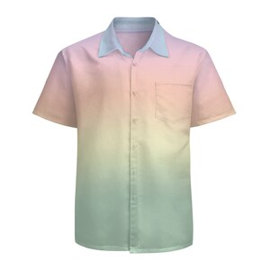 Puede incluir: Una camisa de manga corta con botones y un dise&ntilde;o degradado en tonos de rosa, amarillo y azul.
