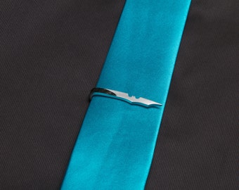 Pasador de corbata delgado con forma de murciélago