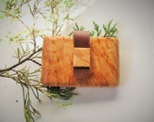 Portefeuille de bois fabriqué à partir d'érable échauffé. Porte-cartes de crédit et des entreprises.