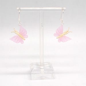 Ett par miniatyrörhängen i glas med fjärilar – rosa