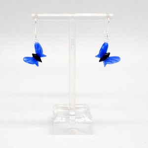 Ett par miniatyrörhängen i glas med fjärilar – blå