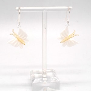 Ett par miniatyrörhängen i glas med fjärilar – vita