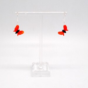 Ett par miniatyrörhängen i glas med fjärilar – orange
