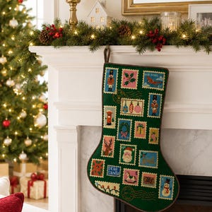 Puede incluir: Un calcetín navideño de color verde oscuro con un diseño de punto de aguja que muestra varios sellos postales de estilo vintage. Los sellos representan imágenes festivas como un cascanueces, Santa Claus, un muñeco de nieve y el texto Dear Santa.