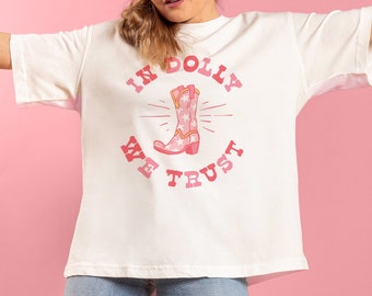 In Dolly Wir Vertrauen T-Shirt | Pinkes Cowgirl-Stiefel-T-Shirt