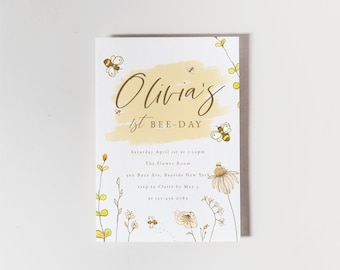 Puede incluir: Una invitación amarilla y blanca con un fondo de acuarela y el texto "Olivia's 1st BEE-DAY". La invitación incluye detalles para una fiesta de cumpleaños, incluyendo la fecha, la hora, la ubicación y la información de RSVP.