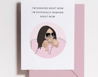 Puede incluir: Una tarjeta blanca con un círculo rosa en el centro. El círculo contiene una ilustración de dibujos animados de una mujer con gafas de sol y un abrigo de piel rosa. La mujer se está tapando la boca con la mano. El texto en la tarjeta dice "I'm shaking right now I'm physically shaking right now".