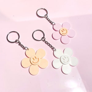 Daisy Chain | Smiley face keychain | Flower Key Chain | 90s Retro Vintage | Pink | aesthetic | Cute | Gift | Birthday | Friend | Colorful