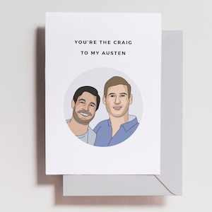 Op de afbeelding: Een kaart met een witte achtergrond en zwarte tekst die "You're the Craig to my Austen" zegt. De kaart heeft een cartoonillustratie van twee mannen in een cirkel.