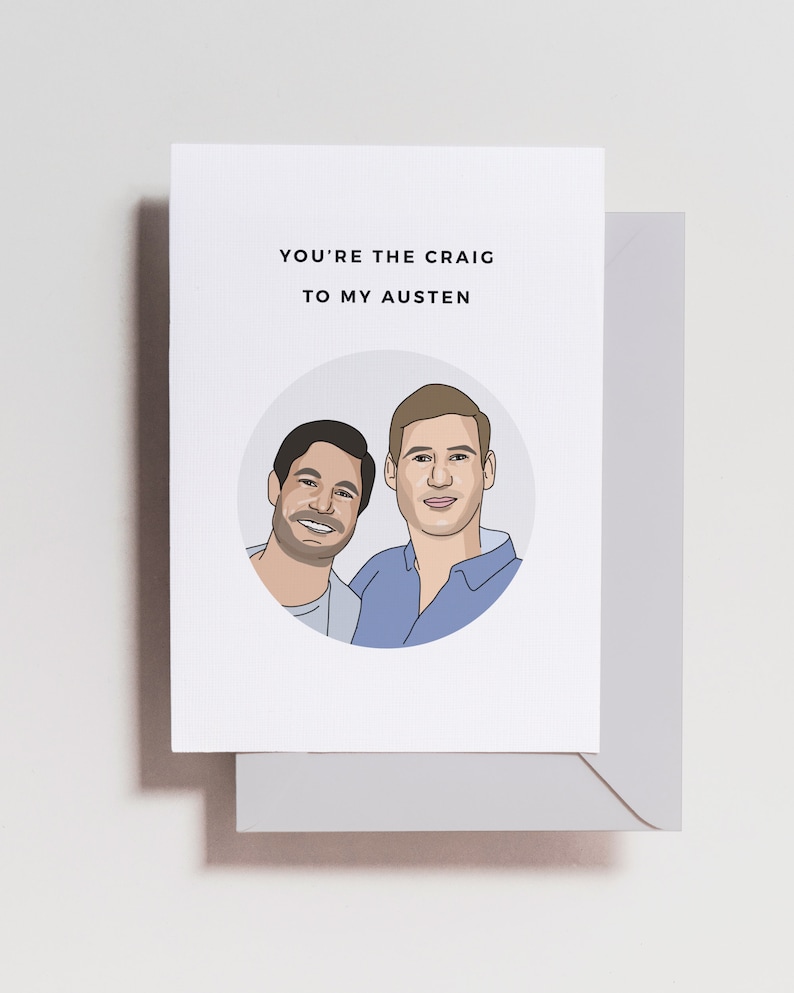 Op de afbeelding: Een kaart met een witte achtergrond en zwarte tekst die "You're the Craig to my Austen" zegt. De kaart heeft een cartoonillustratie van twee mannen in een cirkel.
