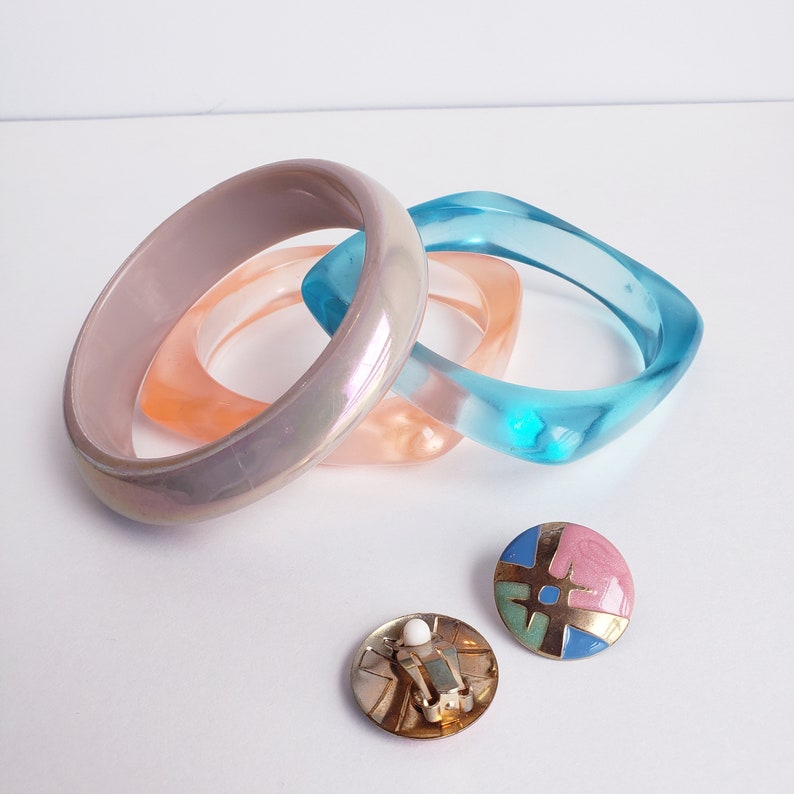 Vintage 1950 Jewlery Set 3 Bangles Coral Bleu Irridesecent beige and Earings Golden Pink Green Blue