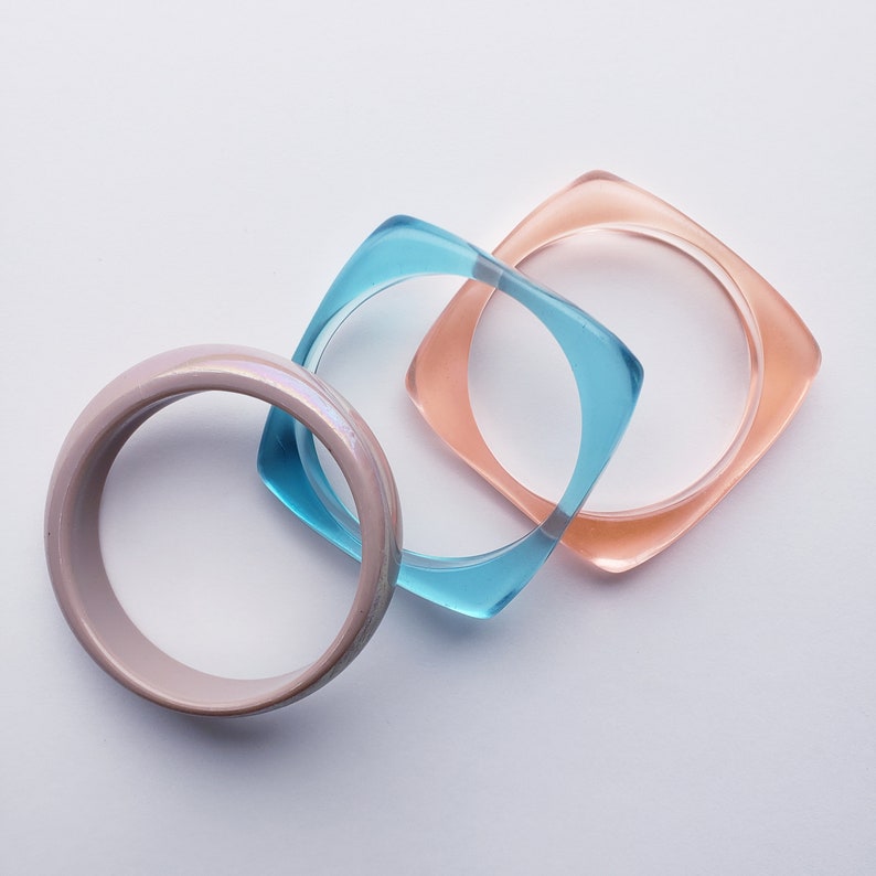 Vintage 1950 Jewlery Set 3 Bangles Coral Bleu Irridesecent beige and Earings Golden Pink Green Blue