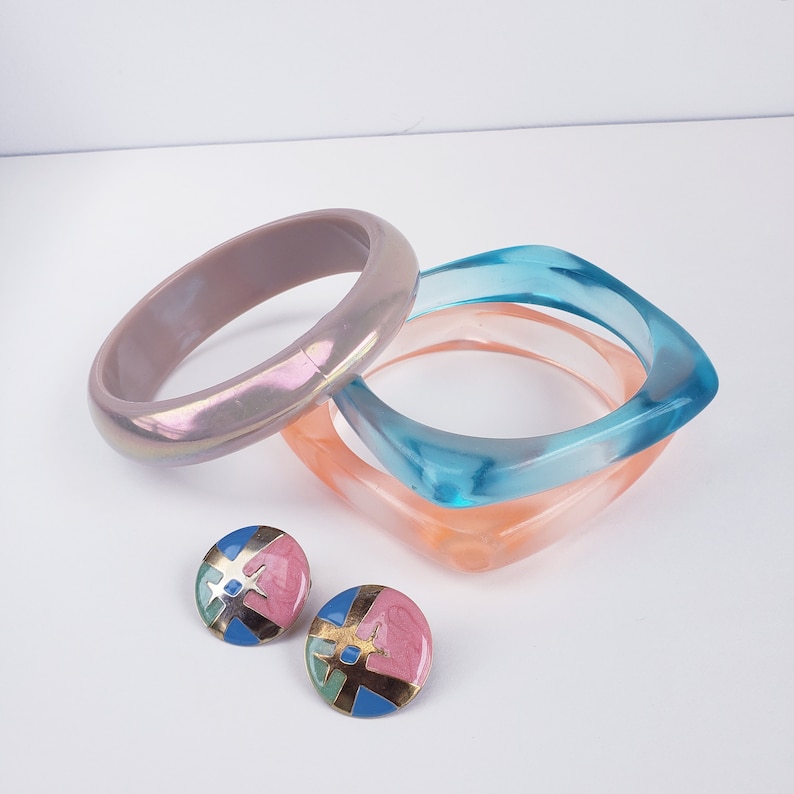 Vintage 1950 Jewlery Set 3 Bangles Coral Bleu Irridesecent beige and Earings Golden Pink Green Blue