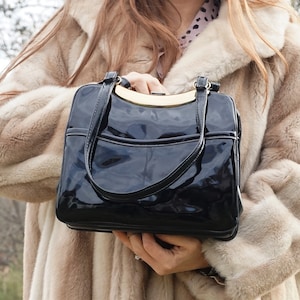 Bolso de mano vintage de piel de charol negra brillante con asas superiores y 3 compartimentos