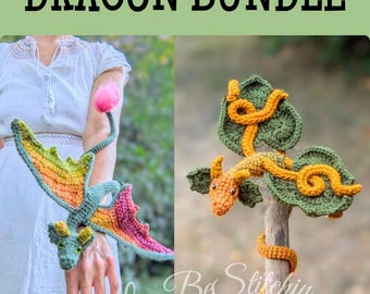 Könnte beinhalten: Ein Häkel-Drachen-Set bestehend aus zwei handgefertigten Objekten. Einer ist ein mehrfarbiger Drache mit einer rosa Schwanzspitze, der andere ein orangefarbener Drache, der sich um einen Holzstab mit grünen Blättern windet. Text DRAGON BUNDLE.