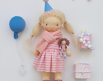 手作りドールハウス人形 – 誕生日セット – ピンクストライプ