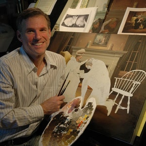 Puede incluir: Un hombre con una camisa a rayas est&aacute; pintando un retrato de dos personas en una habitaci&oacute;n con una chimenea. Est&aacute; usando una esp&aacute;tula y pinceles para aplicar pintura al lienzo. La pintura est&aacute; en progreso, con las figuras delineadas en pintura blanca.