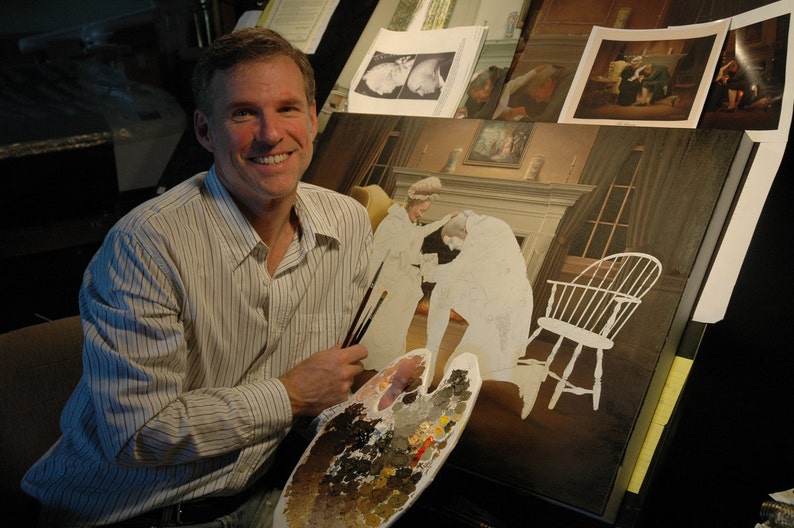 Puede incluir: Un hombre con una camisa a rayas est&aacute; pintando un retrato de dos personas en una habitaci&oacute;n con una chimenea. Est&aacute; usando una esp&aacute;tula y pinceles para aplicar pintura al lienzo. La pintura est&aacute; en progreso, con las figuras delineadas en pintura blanca.