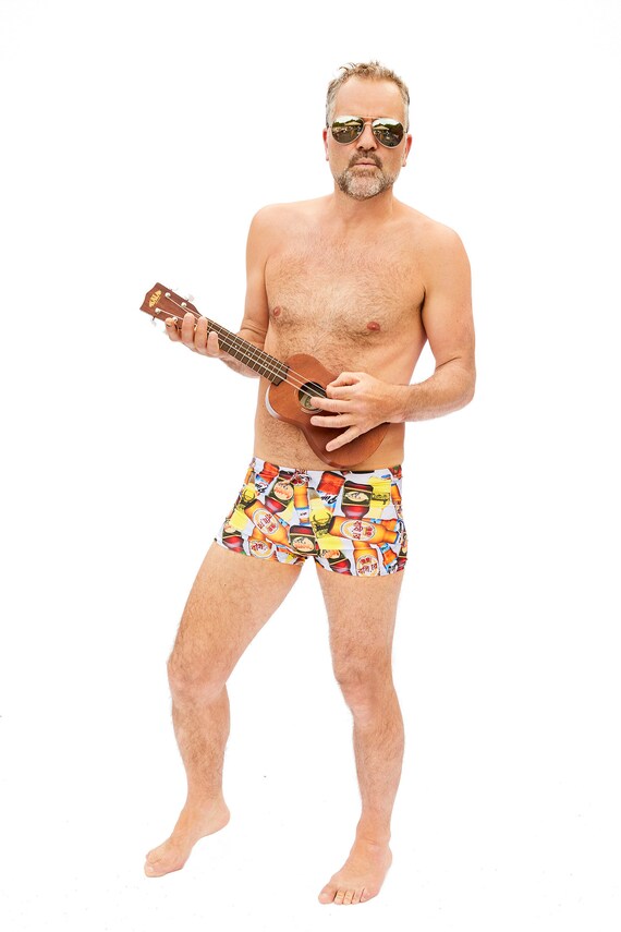modelo swim trunks