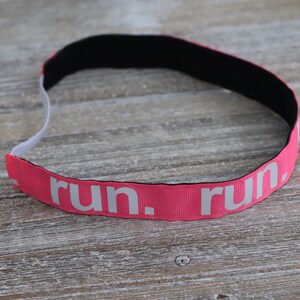 Puede incluir: Diadema rosa con el&aacute;stico negro y texto blanco que dice "run. run."