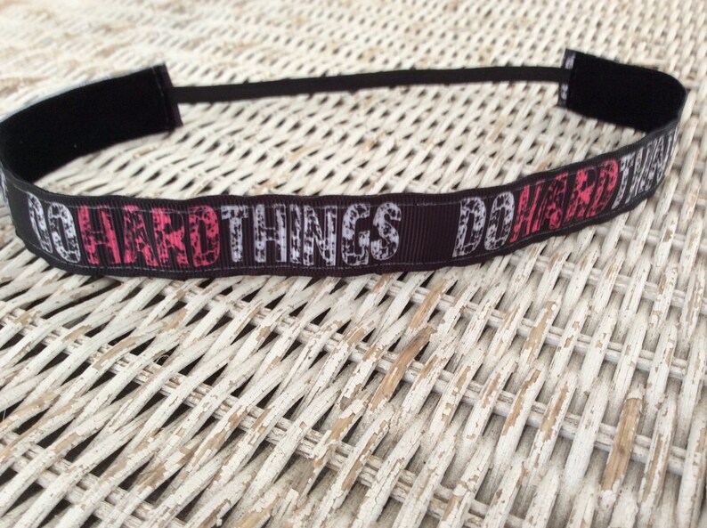 Puede incluir: Diadema negra con texto blanco y rosa que dice "Do Hard Things Do Hard Things".