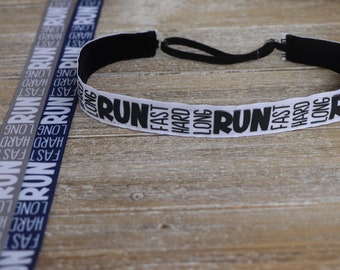 Peut inclure: Un bandeau blanc avec un élastique noir et les mots "RUN FAST HARD LONG RUN" imprimés dessus.