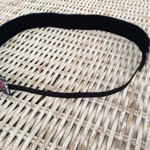 Puede incluir: Diadema el&aacute;stica negra con estampado gr&aacute;fico rosa y negro. La impresi&oacute;n incluye el texto "Life is Good".