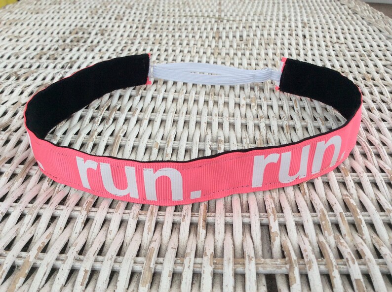 Puede incluir: Diadema rosa con el&aacute;stico negro y texto blanco que dice "run. run".