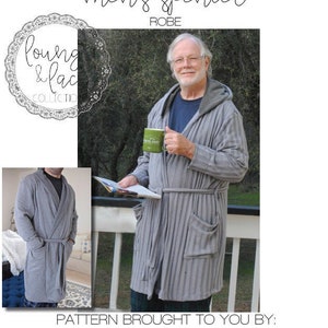 Puede incluir: Una bata gris con capucha y cinturón de atar. La bata tiene una textura acanalada y la lleva puesta una persona que sostiene una taza. El texto "men's spencer robe" y "loung & lac collection" es visible en la imagen.