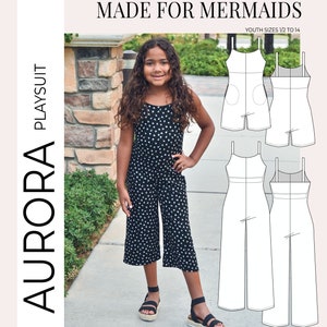 Può includere: Un tutù da gioco a pois neri e bianchi con un design senza maniche. Il tutù fa parte di un modello di cucito chiamato "Aurora Playsuit" ed è etichettato "Made for Mermaids" con il testo "Youth Sizes 1/2 to 14".