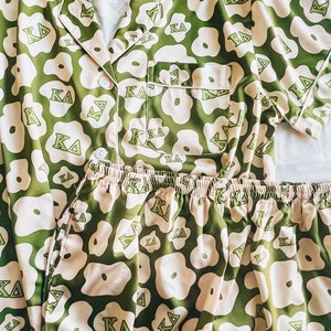 Pijama de letras griegas Kappa Delta: pijama de satén personalizada, regalo de hermandad para hermanas y damas de honor. Conjunto de pijama de satén personalizado con letras griegas.