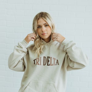 Delta Delta Delta, Tri Delta, Schwesternschaftshemd, Geschenke für Ansturm, Ansturmgeschenke, Schwesternschaftsgeschenke, Tri-Delta-Hemd, Schwesternschaft, griechisches Kleid, kundenspezifische