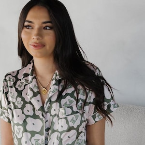 Kappa Delta Sorority Nachtwäsche - Satin-Pyjama-Set mit individuellem Namen, perfekt für Big Little Reveal - Süßes Schwesterngeschenk - trendiges Sorority-Set