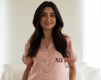 LETRAS GRIEGAS Chi Omega, hermandad, día de puja, prisa, regalo, pijamas, pijamas personalizados, conjunto de pijama, pijamas de satén, pijamas de hermandad, merchandising de Chi Omega