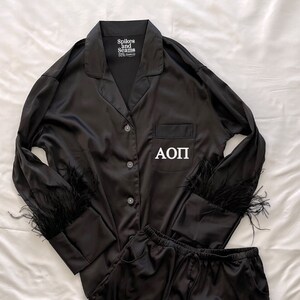 ギリシャ文字 Alpha Omicron Pi、女子学生社交クラブ、入会式、羽根飾りセット、パジャマ、羽根飾りパジャマ、羽根飾りパジャマセット、シルクパジャマ、女子学生社交クラブ、AOPi