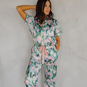 Griechischer Buchstabe Blumenpyjamas - Sorority Matching Set - Große kleine Enthüllung, Bid Day, Brautjungfern, Sorority Retreat Nachtwäsche
