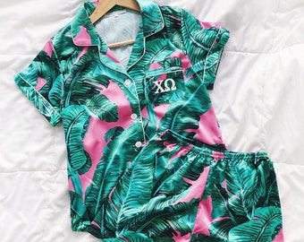LETRAS GRIEGAS Chi Omega, hermandad, día de puja, prisa, regalo, pijamas, pijamas personalizados, conjunto de pijama, pijamas de satén, pijamas de hermandad, merchandising de Chi Omega