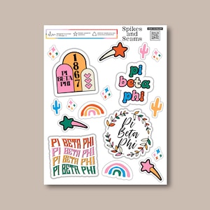 Puede incluir: Una hoja de pegatinas coloridas con las letras griegas Pi Beta Phi. Las pegatinas incluyen un arcoíris, una estrella, un cactus y una corona con las letras Pi Beta Phi dentro. La hoja también incluye una pegatina con el año 1867 y las letras Pi Beta Phi.