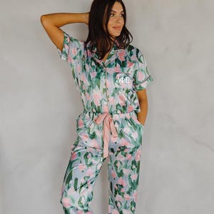 Pijamas florales para hermandades: ropa de dormir de satén con letras griegas personalizadas: conjunto de lujo a juego para hermandades, damas de honor y hermandades