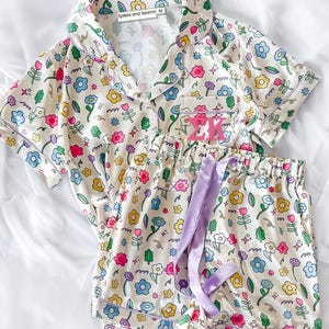 Pijama griego con flores arcoíris - Regalo personalizado para la hermandad - Pijama a juego acogedor para la pequeña revelación - Conjunto de pijama con letras griegas - Estampado de margaritas